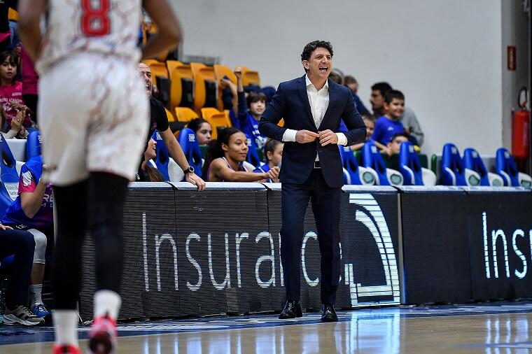 Antonello Restivo durante Dinamo Banco di Sardegna Sassari - Allianz Geas Sesto San Giovanni Legabasket Femminile LBF Techfind Serie A1 2022-2023 Sassari, 19/11/2022 Foto L.Canu / Ciamillo-Castoria