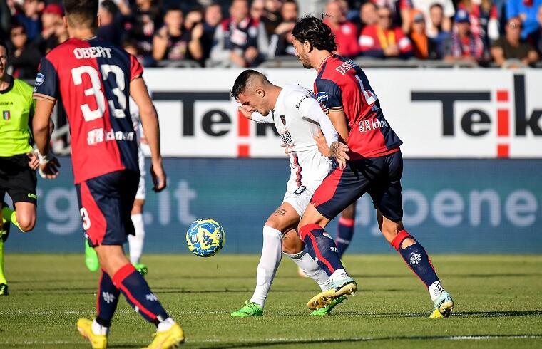 Dossena contrasta Nasti durante Cagliari-Cosenza | Foto Luigi Canu