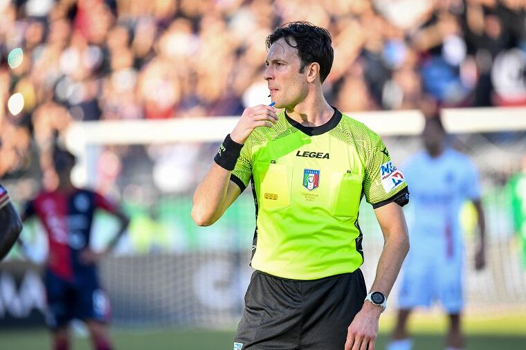 L'arbitro Daniele Paterna durante Cagliari-Cosenza | Foto Luigi Canu