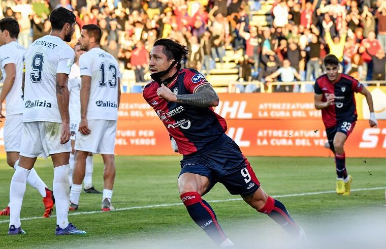 Gianluca Lapadula esulta dopo il gol in Cagliari-Cosenza | Foto Luigi Canu