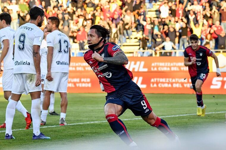 Gianluca Lapadula esulta dopo il gol in Cagliari-Cosenza | Foto Luigi Canu