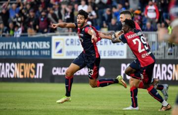 Nunzio Lella esulta dopo il gol in Cagliari-Cosenza | Foto Luigi Canu