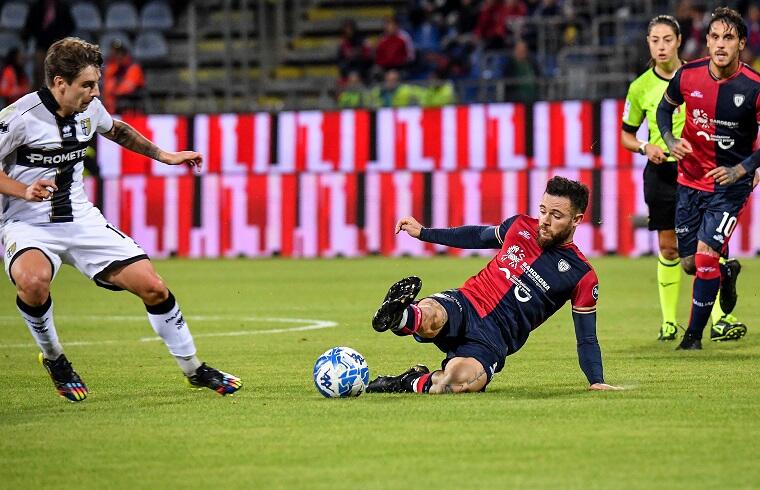 Un intervento di Nahitan Nandez durante Cagliari-Parma | Foto Luigi Canu