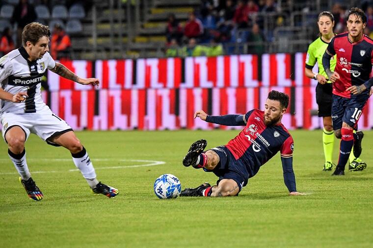 Un intervento di Nahitan Nandez durante Cagliari-Parma | Foto Luigi Canu