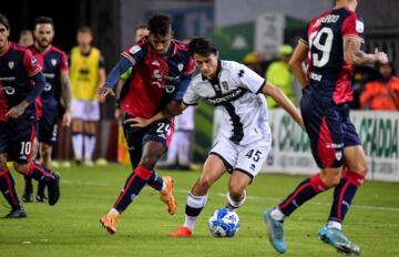 Capradossi contrasta Inglese durante Cagliari-Parma | Foto Luigi Canu