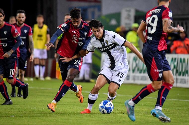 Capradossi contrasta Inglese durante Cagliari-Parma | Foto Luigi Canu