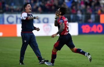 Gianluca Lapadula esulta con Fabio Pisacane dopo il gol in Cagliari-Cosenza | Foto Emanuele Perrone