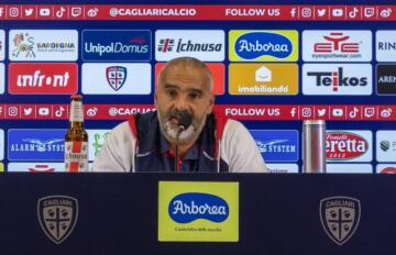 Fabio Liverani in conferenza stampa con il Cagliari | Credit Cagliari Calcio