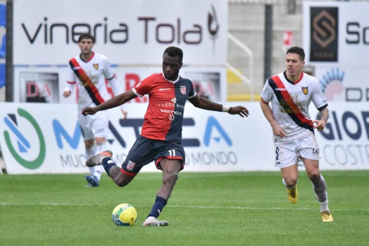 Adama Diakite, attaccante della Torres | Foto Alessandro Sanna