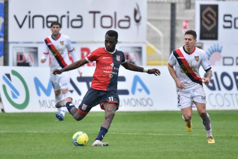 Adama Diakite, attaccante della Torres | Foto Alessandro Sanna
