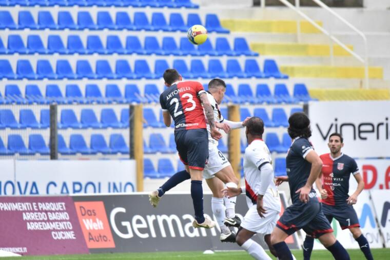 Uno stacco di Antonelli durante Torres-Gubbio | Foto Alessandro Sanna