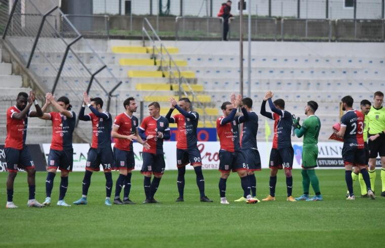 La Torres schierata al centro del campo prima della sfida contro il Gubbio | Foto Alessandro Sanna