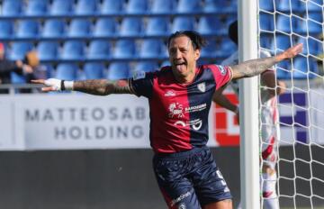 Gianluca Lapadula esulta dopo un gol in Cagliari-Perugia | Foto Fabio Murru