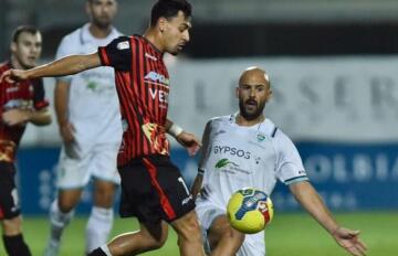 Luca La Rosa durante un contrasto in Olbia-Lucchese | Foto Sandro Giordano - Olbia Calcio