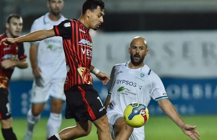 Luca La Rosa durante un contrasto in Olbia-Lucchese | Foto Sandro Giordano - Olbia Calcio