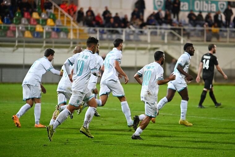 I Bianchi esultano dopo il gol del pareggio in Olbia-Lucchese | Foto Sandro Giordano - Olbia Calcio