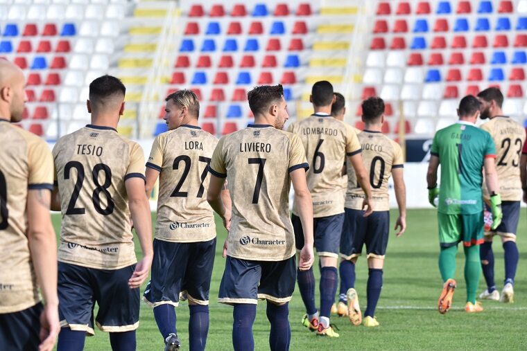 L'ingresso in campo della Torres nella gara contro la Virtus Entella | Foto Alessandro Sanna