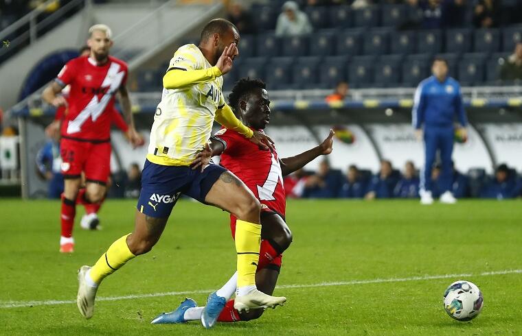 Joao Pedro e Abdul Mumin durante la sfida tra Fenerbahce e Rayo Vallecano | Foto Fenerbahce