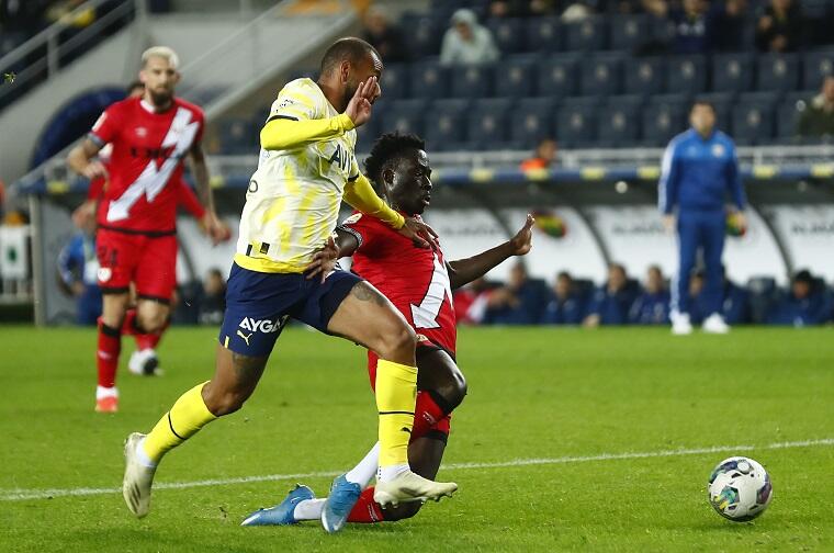 Joao Pedro e Abdul Mumin durante la sfida tra Fenerbahce e Rayo Vallecano | Foto Fenerbahce