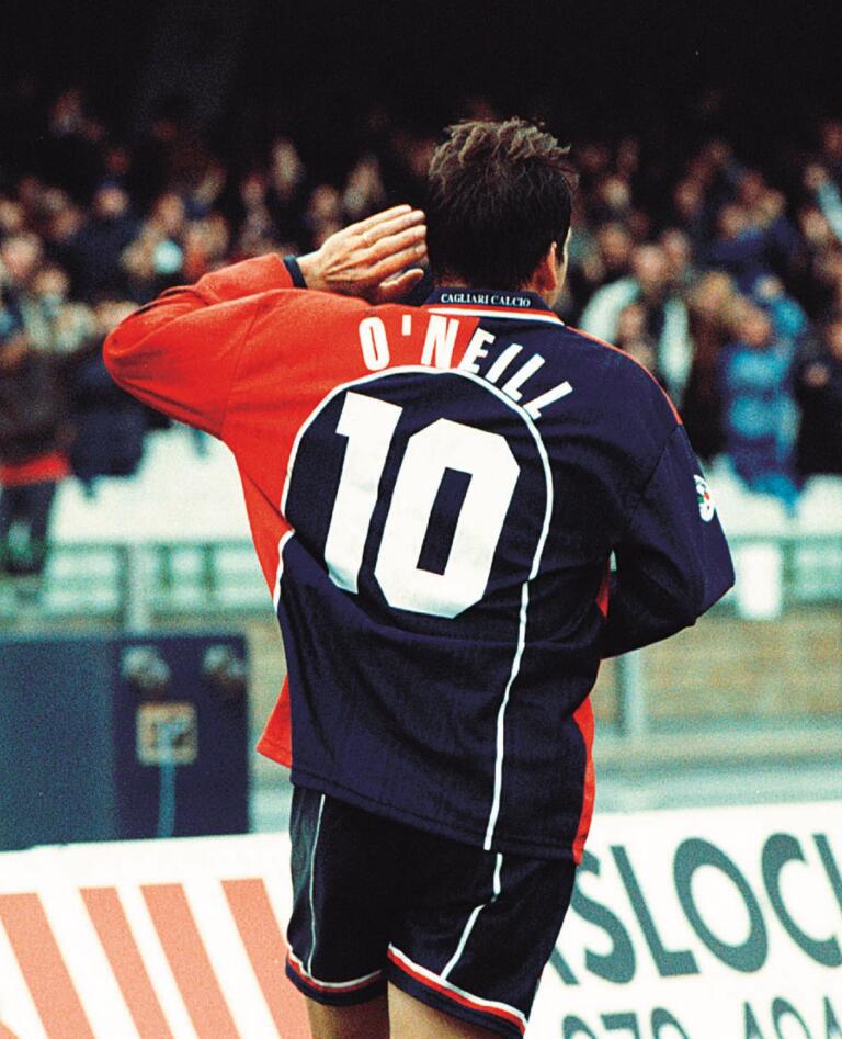 Un'esultanza di Fabian O'Neill | Foto Twitter Cagliari Calcio