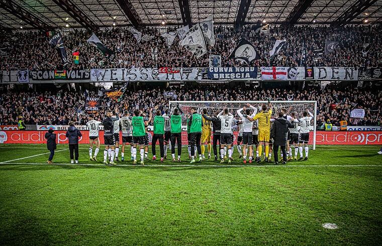 Il Cesena ringrazia i propri tifosi al termine di una gara | Foto Cesena Fc