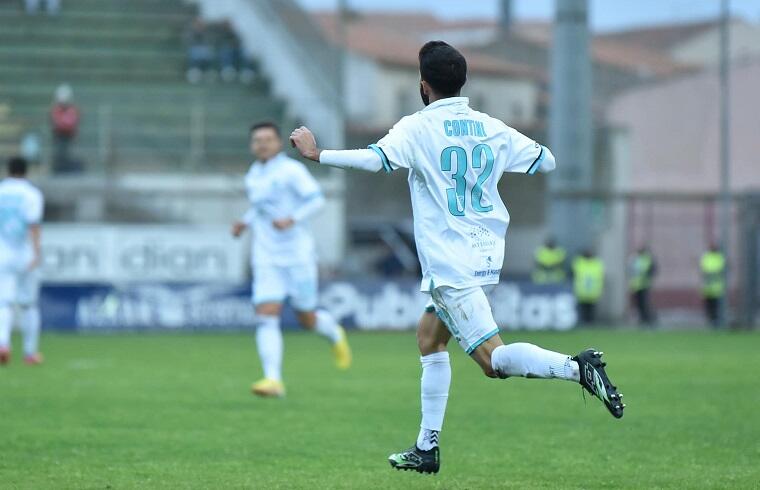 Gianluca Contini esulta dopo il gol al Montevarchi | Foto Sandro Giordano - Olbia Calcio