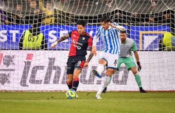 Gianluca Lapadula contro Meccariello in Cagliari-Spal | Foto Luigi Canu