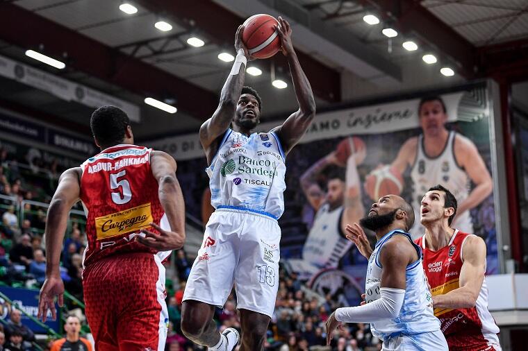 DeShawn Stephens durante Dinamo Sassari-Pesaro | Foto Luigi Canu