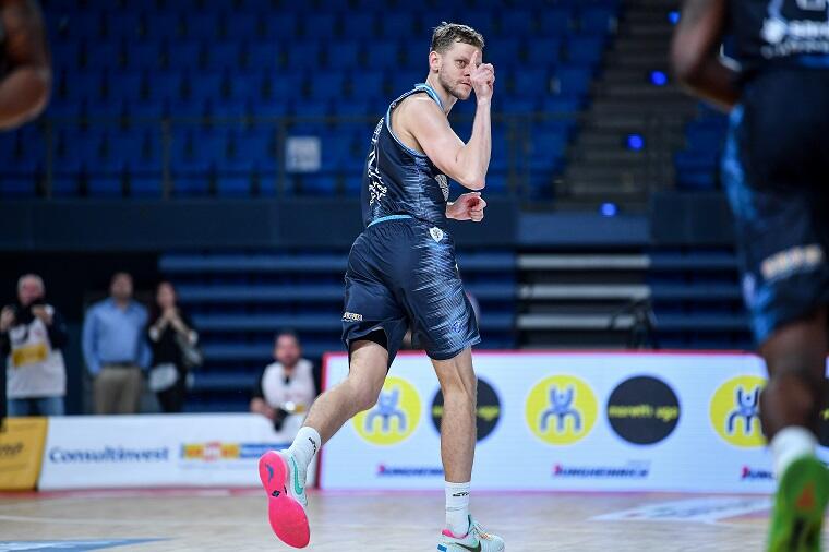 Eimantas Bendzius festeggia dopo una tripla | Foto Luigi Canu