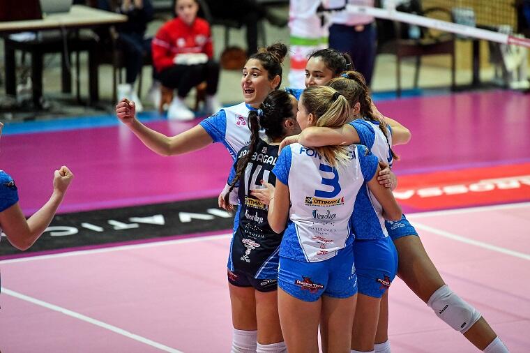 L'Hermaea Olbia esulta dopo un set vinto contro l'Offanengo | Foto Luigi Canu