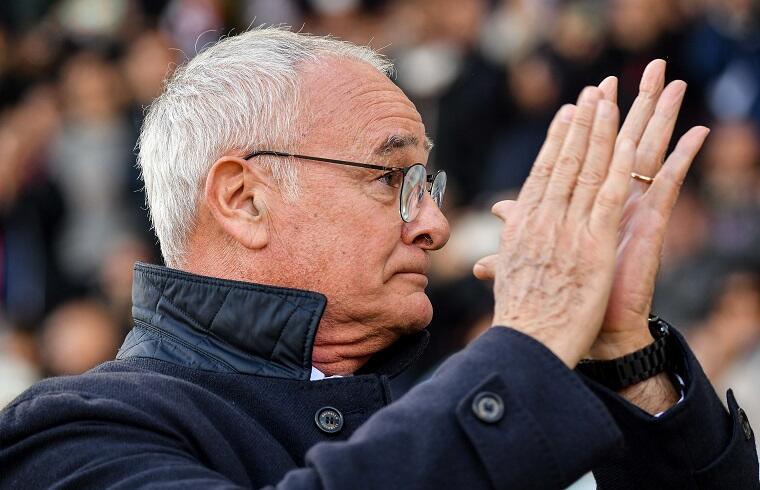 Claudio Ranieri saluta il pubblico prima di Cagliari-Como | Foto Luigi Canu