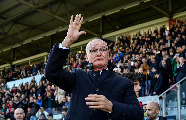 Claudio Ranieri saluta il pubblico prima di Cagliari-Como | Foto Luigi Canu