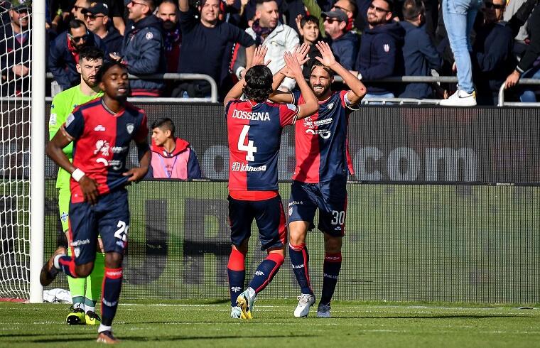 Leonardo Pavoletti esulta dopo il gol in Cagliari-Como | Foto Luigi Canu