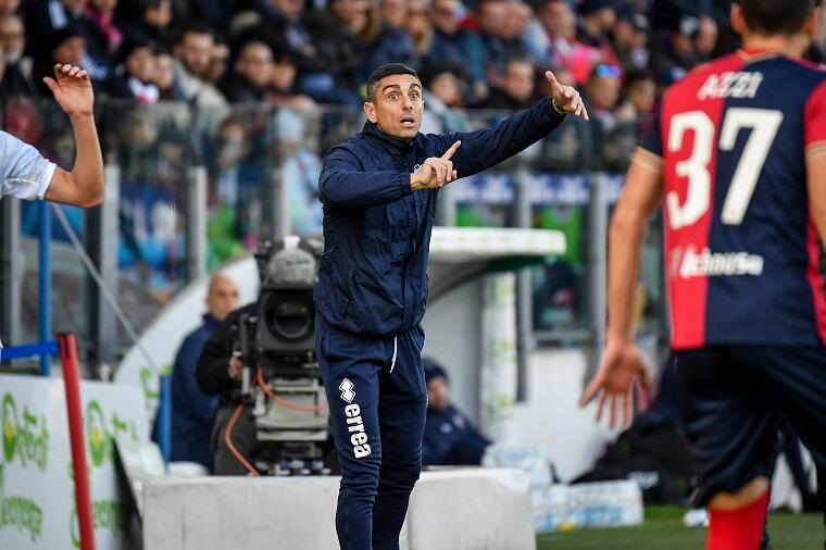 Moreno Longo dà indicazioni ai suoi in Cagliari-Como | Foto Luigi Canu