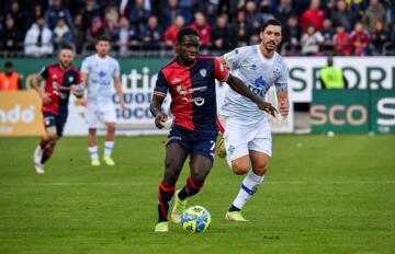 Zito Luvumbo durante Cagliari-Como | Foto Luigi Canu