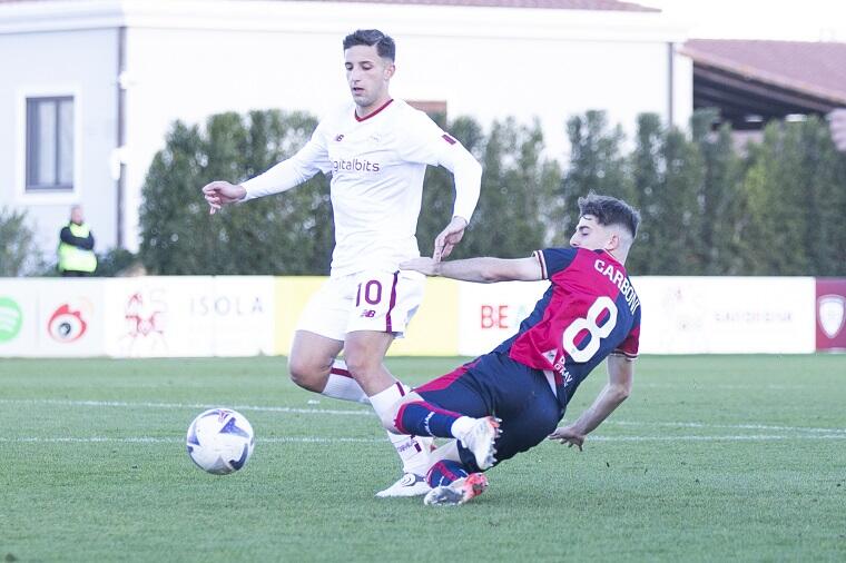 Un intervento in scivolata di Michele Carboni | Foto Cagliari Calcio/Valerio Spano