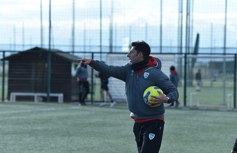 Roberto Occhiuzzi dirige un allenamento dell'Olbia | Foto Olbia Calcio - Sandro Giordano