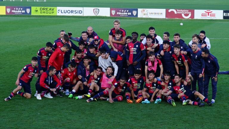 Il Cagliari Primavera festeggia la vittoria contro l'Atalanta