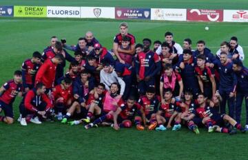 Il Cagliari Primavera festeggia la vittoria contro l'Atalanta