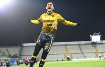 Paulo Azzi esulta dopo un gol con la maglia del Modena