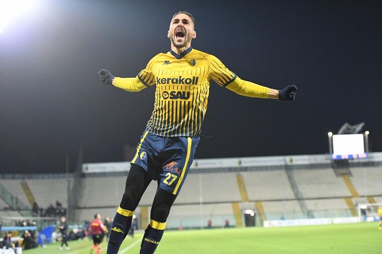 Paulo Azzi esulta dopo un gol con la maglia del Modena
