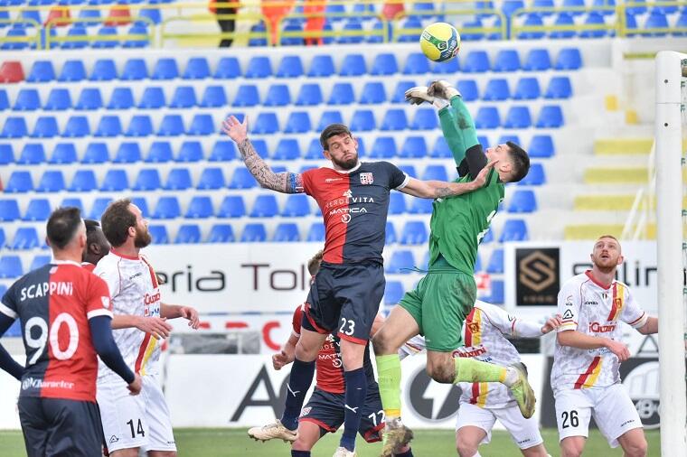 Uno stacco aereo di Antonelli durante Torres-Recanatese | Foto Alessandro Sanna