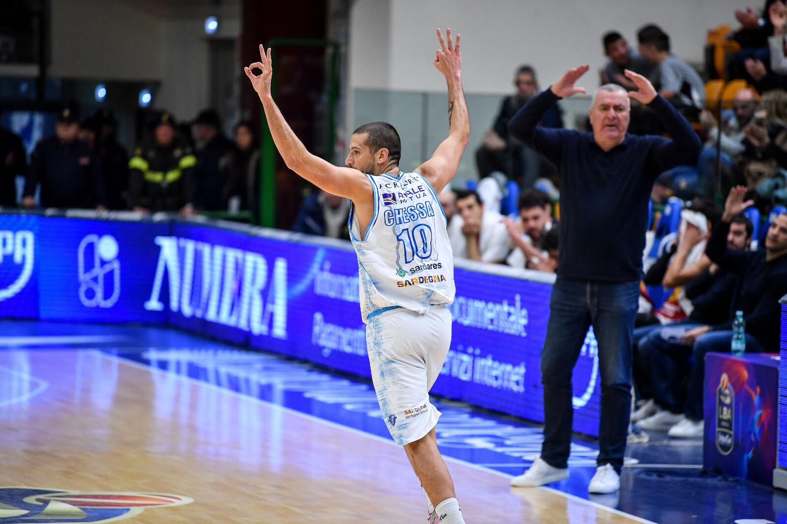 Massimo Chessa esulta dopo una tripla durante Dinamo Sassari-Pesaro | Foto Luigi Canu