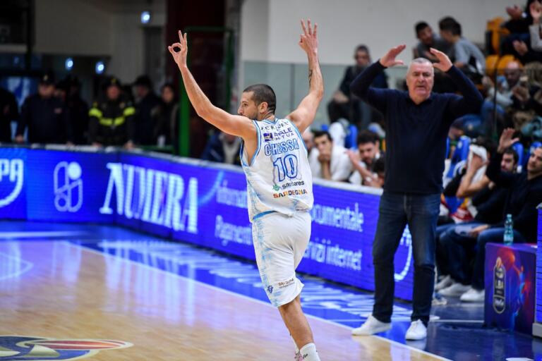 Massimo Chessa esulta dopo una tripla durante Dinamo Sassari-Pesaro | Foto Luigi Canu