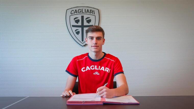 Antoni Franke alla firma del contratto con il Cagliari | Foto Ruch Chorzów