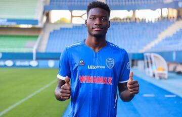 Lucien Agoume posa con la maglia del Troyes