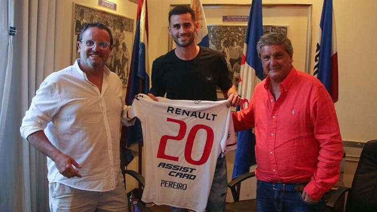 Gaston Pereiro posa con la sua nuova maglia
