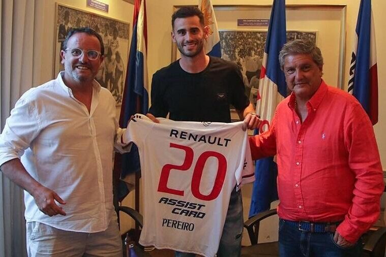Gaston Pereiro posa con la sua nuova maglia