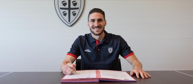 Paulo Azzi al momento della firma con il Cagliari | Foto Cagliari Calcio