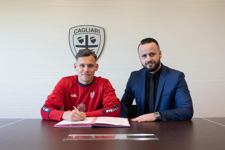 Nik Prelec e l'agente Elvis Basanovic al momento della firma di contratto con il Cagliari | Foto Instagram Pro Transfer Agency